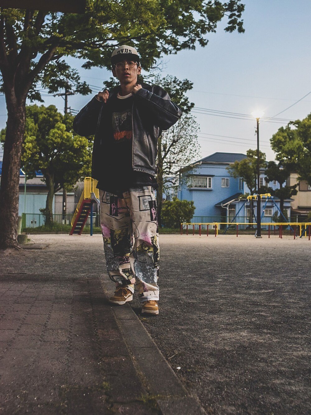 その他のその他パンツ、ブラック系のTシャツ/カットソー、ブラック系のライダースジャケットを着用したメンズの秋コーディネートの4枚目の写真