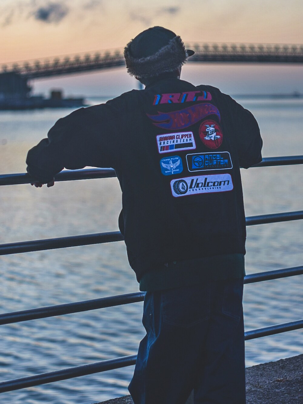 ブラック系のその他アウターを着用したメンズの冬コーディネートの2枚目の写真