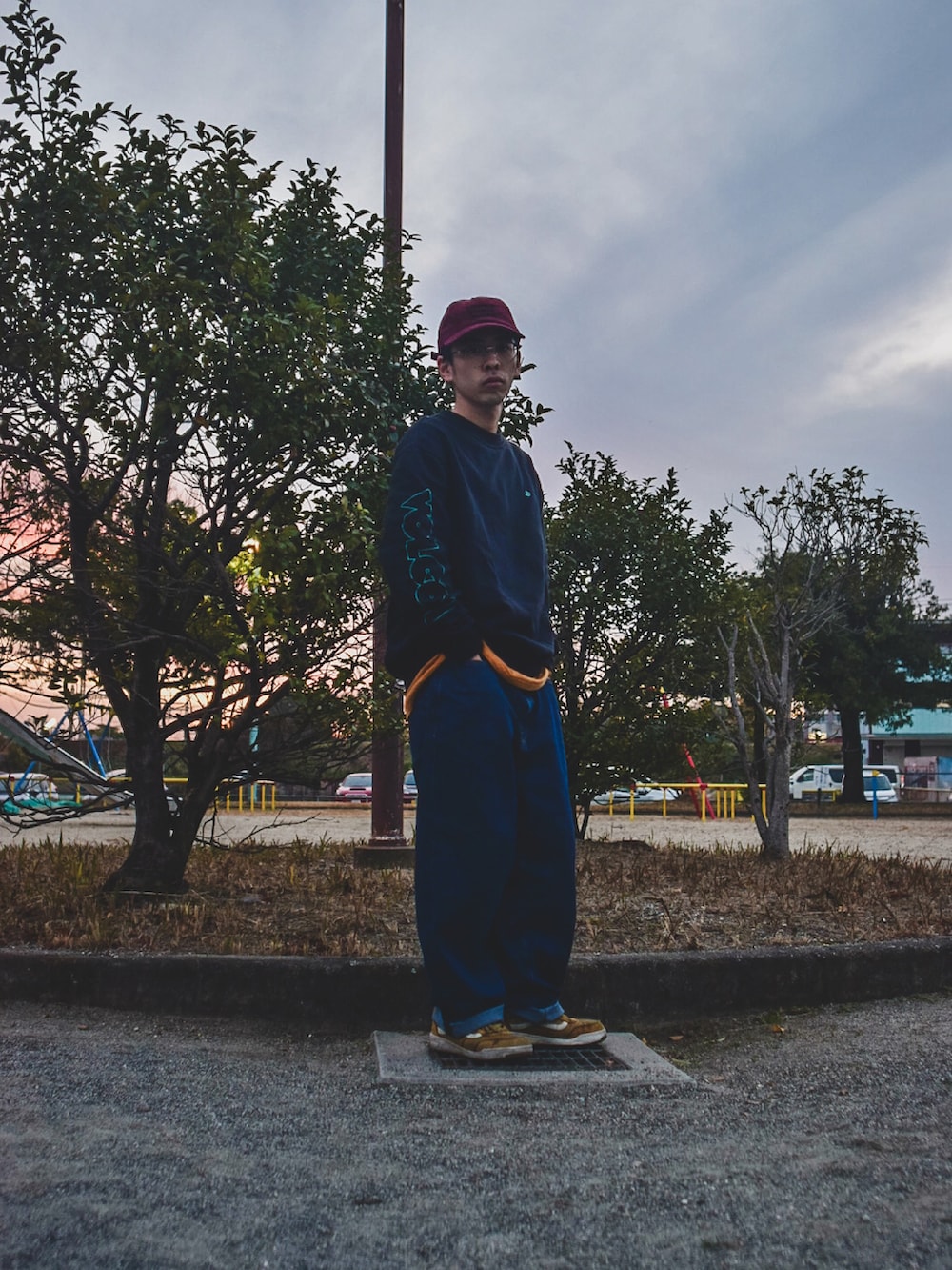 ブルー系のスタジャン、ブルー系のデニムパンツ、イエロー系のスニーカーを着用したメンズの冬コーディネートの5枚目の写真