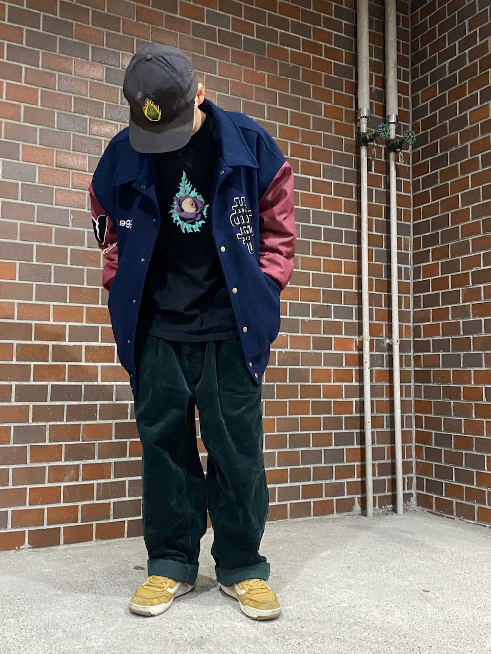 グリーン系のその他パンツ、イエロー系のスニーカー、ブルー系のスタジャンを着用したメンズの秋コーディネートの3枚目の写真