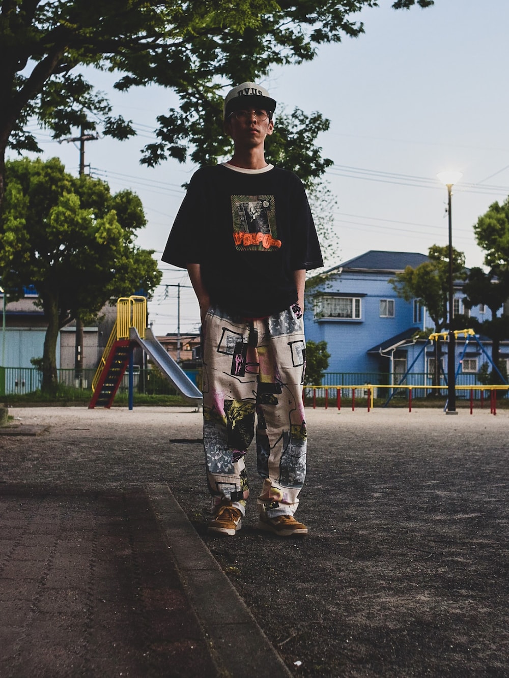 その他のその他パンツ、ブラック系のTシャツ/カットソー、ブラック系のライダースジャケットを着用したメンズの秋コーディネートの3枚目の写真