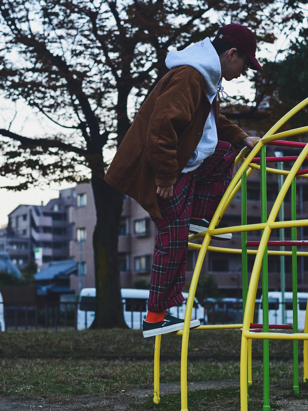 グリーン系のスニーカー、レッド系のその他パンツ、シルバー系のパーカーを着用したメンズの秋コーディネートの3枚目の写真