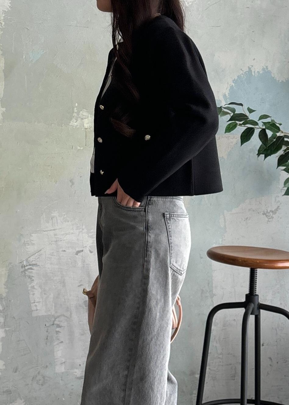 ブラック系のパンプス、グレー系のデニムパンツ、ブラック系のカーディガン/ボレロを着用したレディースの春コーディネートの5枚目の写真