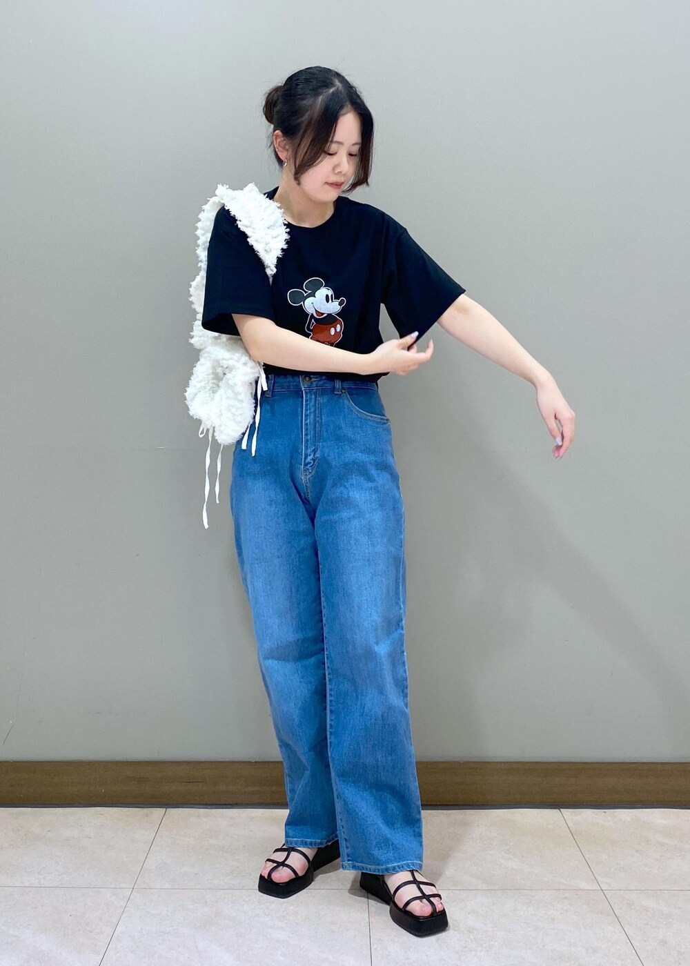 ブラック系のサンダル、ブラック系のTシャツ/カットソー、ホワイト系のショルダーバッグを着用したレディースの夏コーディネートの7枚目の写真