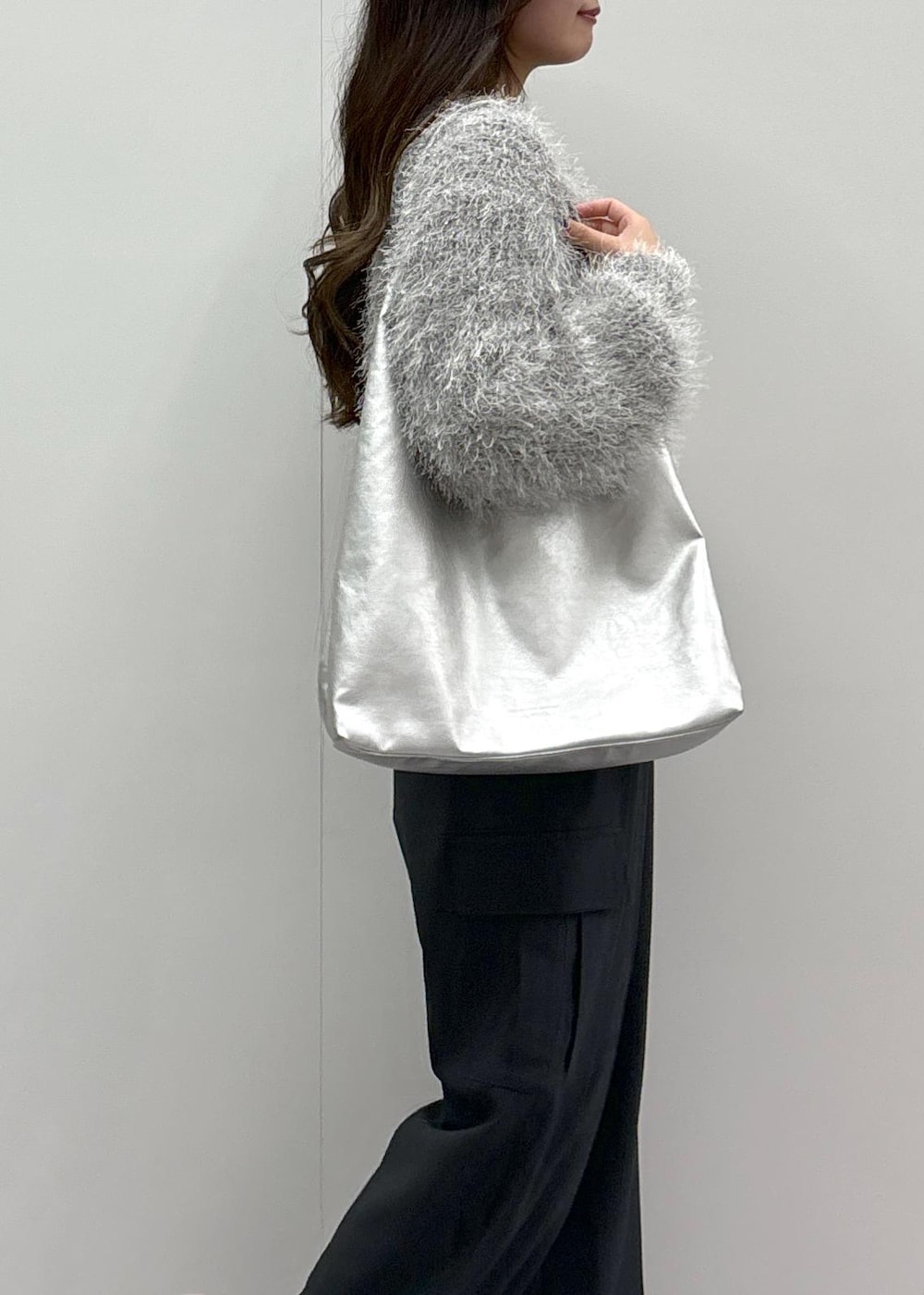 ブラック系のローファー、シルバー系のトートバッグ、グレー系のカーディガン/ボレロを着用したレディースの秋コーディネートの6枚目の写真