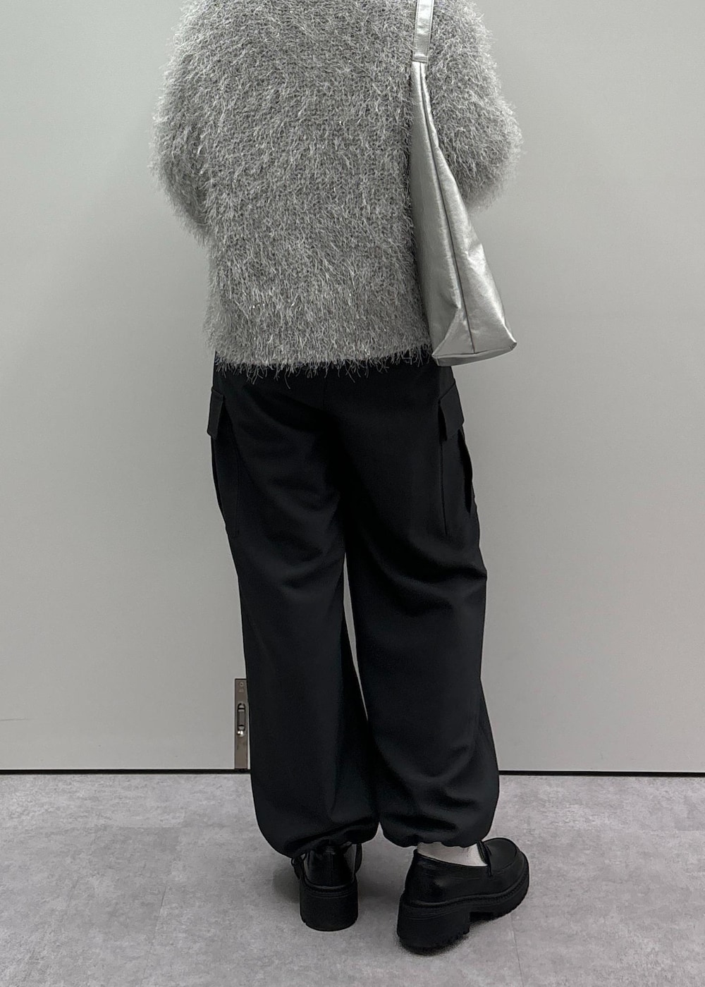 ブラック系のローファー、シルバー系のトートバッグ、グレー系のカーディガン/ボレロを着用したレディースの秋コーディネートの9枚目の写真