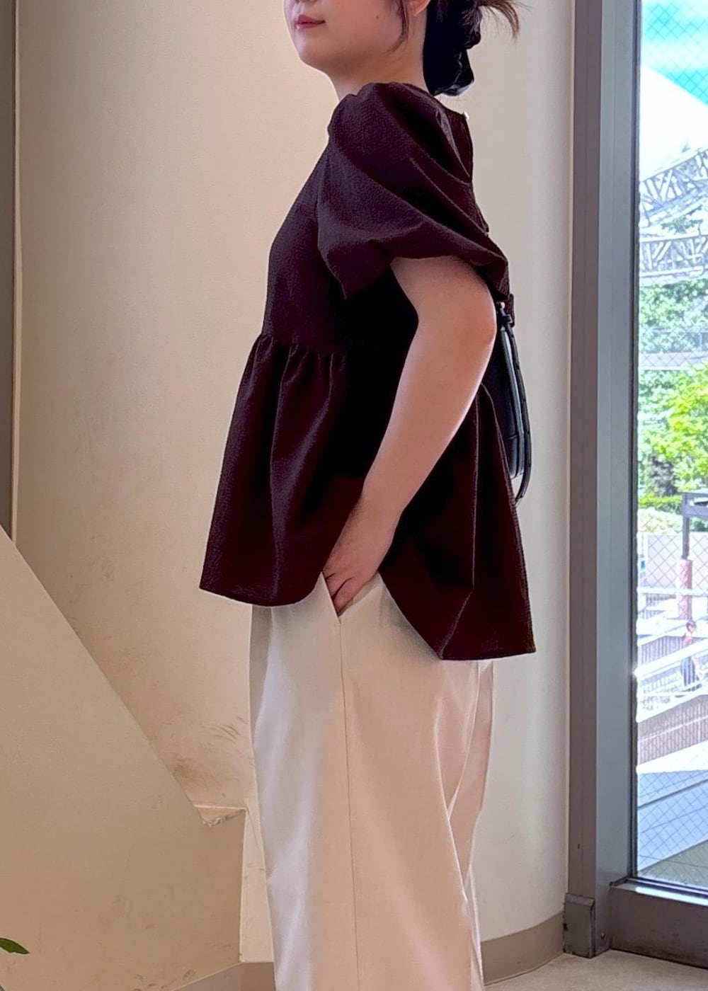 ベージュ系のその他パンツ、ブラック系のショルダーバッグ、ブラック系のサンダルを着用したレディースの夏コーディネートの5枚目の写真