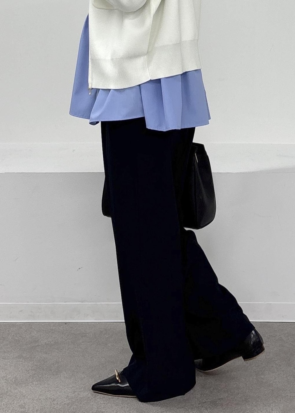 ブラック系のパンプス、ブルー系のその他パンツ、ブラック系のトートバッグを着用したレディースの冬コーディネートの6枚目の写真