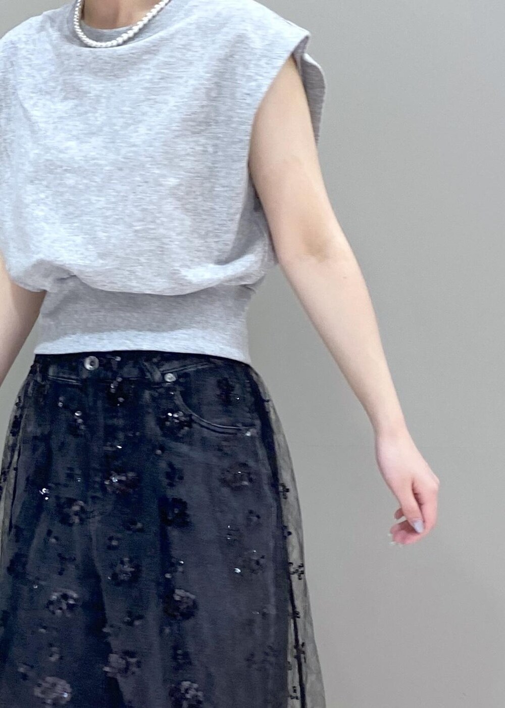 「夏コーデ、初秋コーデ、お出かけコーデ、旅行コーデ、女子会コーデ、韓国ファッション、ストリート、レイヤード、モノトーンコーデ、カジュアルコーデ、ROPÉ PICNIC、ウェーブ、ブルべ冬、混合、高身長」｜「ROPE' PICNICのリボンギャザーミドルヒールパンプス（パンプス、シルバー系）」を使った、nodokaさん（レディース・161cm）の夏コーディネートの6枚目の写真