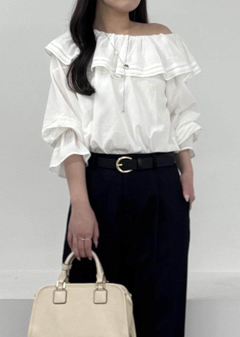 ホワイト系のボストンバッグ、ブルー系のチノパンツ、ピンク系のパンプスを着用したレディースの春コーディネートの4枚目の写真