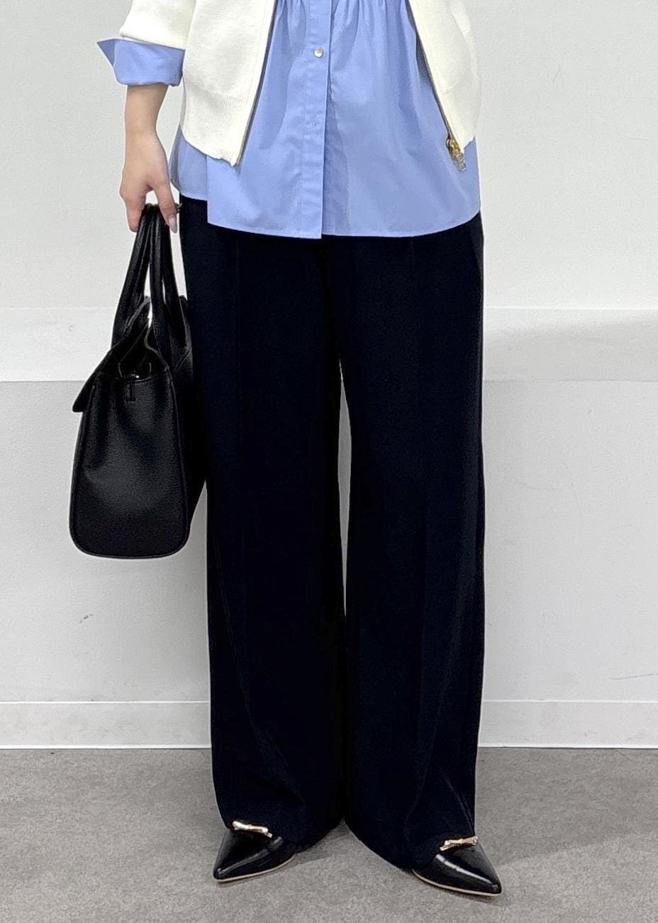 ブラック系のパンプス、ブルー系のその他パンツ、ブラック系のトートバッグを着用したレディースの冬コーディネートの5枚目の写真