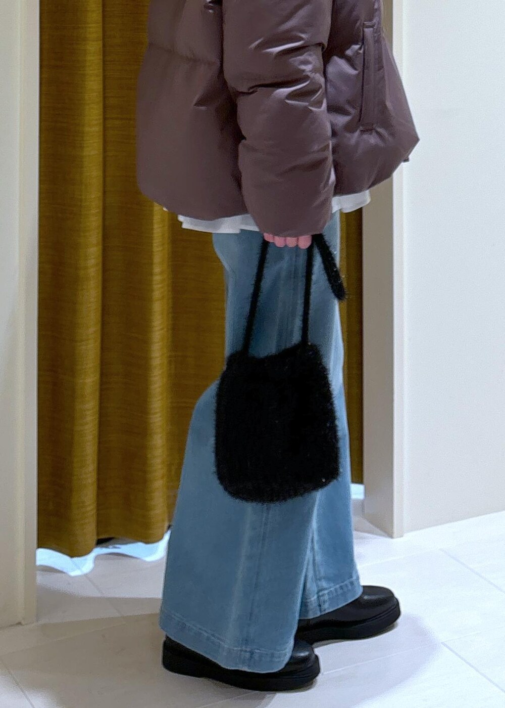 ブルー系のデニムパンツ、ホワイト系のシャツ/ブラウス、ブラック系のブーツを着用したレディースの冬コーディネートの9枚目の写真