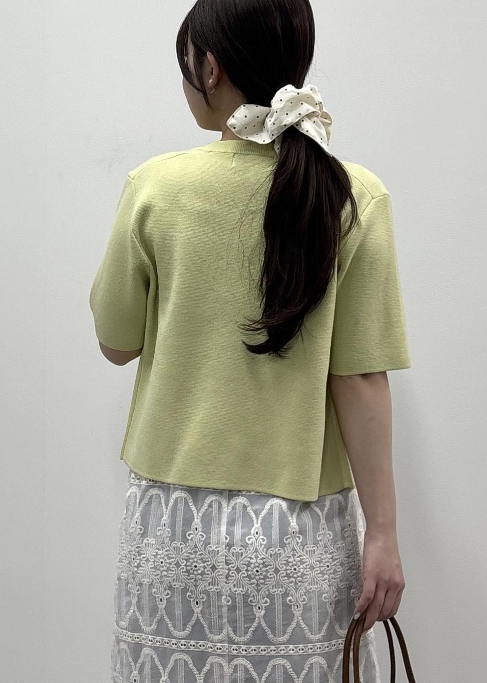 ホワイト系のワンピース、ブラウン系のタンクトップ、グリーン系のカーディガン/ボレロを着用したレディースの春コーディネートの6枚目の写真