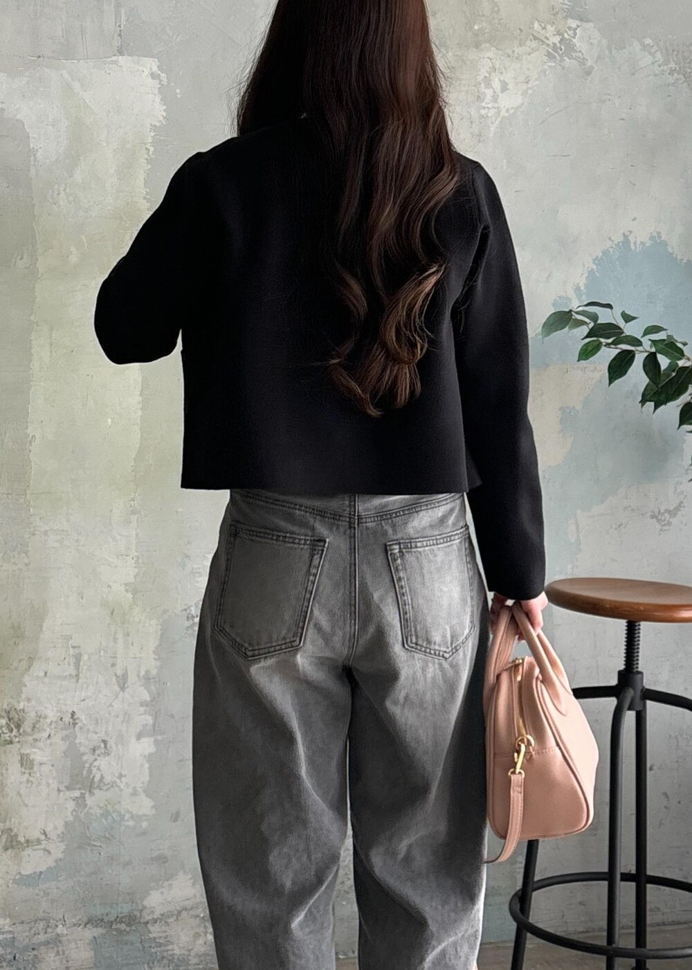 ブラック系のパンプス、グレー系のデニムパンツ、ブラック系のカーディガン/ボレロを着用したレディースの春コーディネートの6枚目の写真