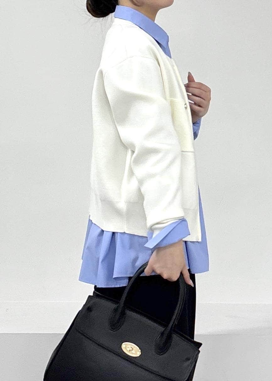 ブラック系のパンプス、ブルー系のその他パンツ、ブラック系のトートバッグを着用したレディースの冬コーディネートの3枚目の写真