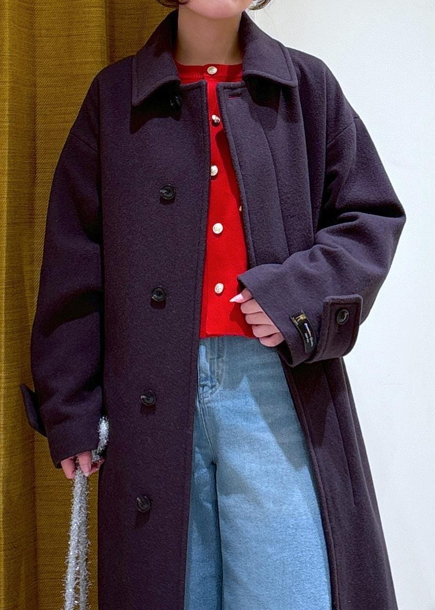 レッド系のカーディガン/ボレロ、グレー系のその他アウター、シルバー系のショルダーバッグを着用したレディースの冬コーディネートの5枚目の写真