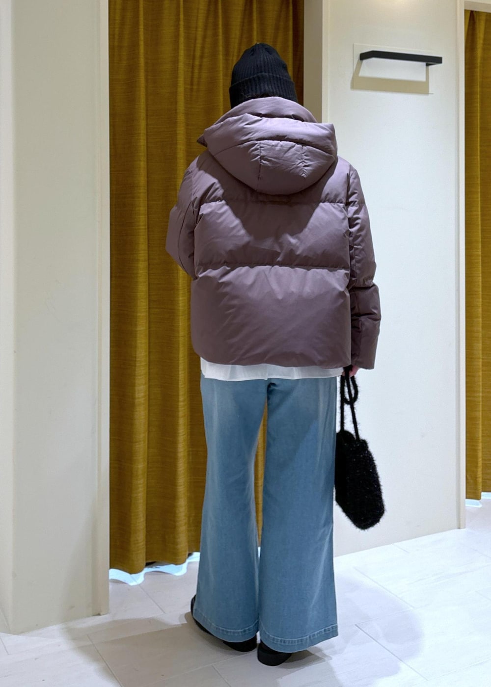 ブルー系のデニムパンツ、ホワイト系のシャツ/ブラウス、ブラック系のブーツを着用したレディースの冬コーディネートの3枚目の写真