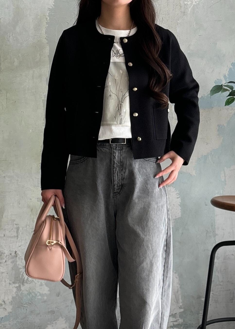 ブラック系のパンプス、グレー系のデニムパンツ、ブラック系のカーディガン/ボレロを着用したレディースの春コーディネートの4枚目の写真