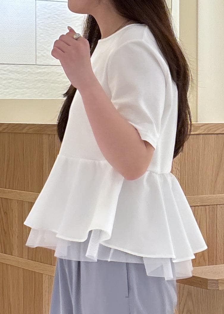 ホワイト系のパンプス、ホワイト系のショルダーバッグ、ホワイト系のTシャツ/カットソーを着用したレディースの夏コーディネートの4枚目の写真
