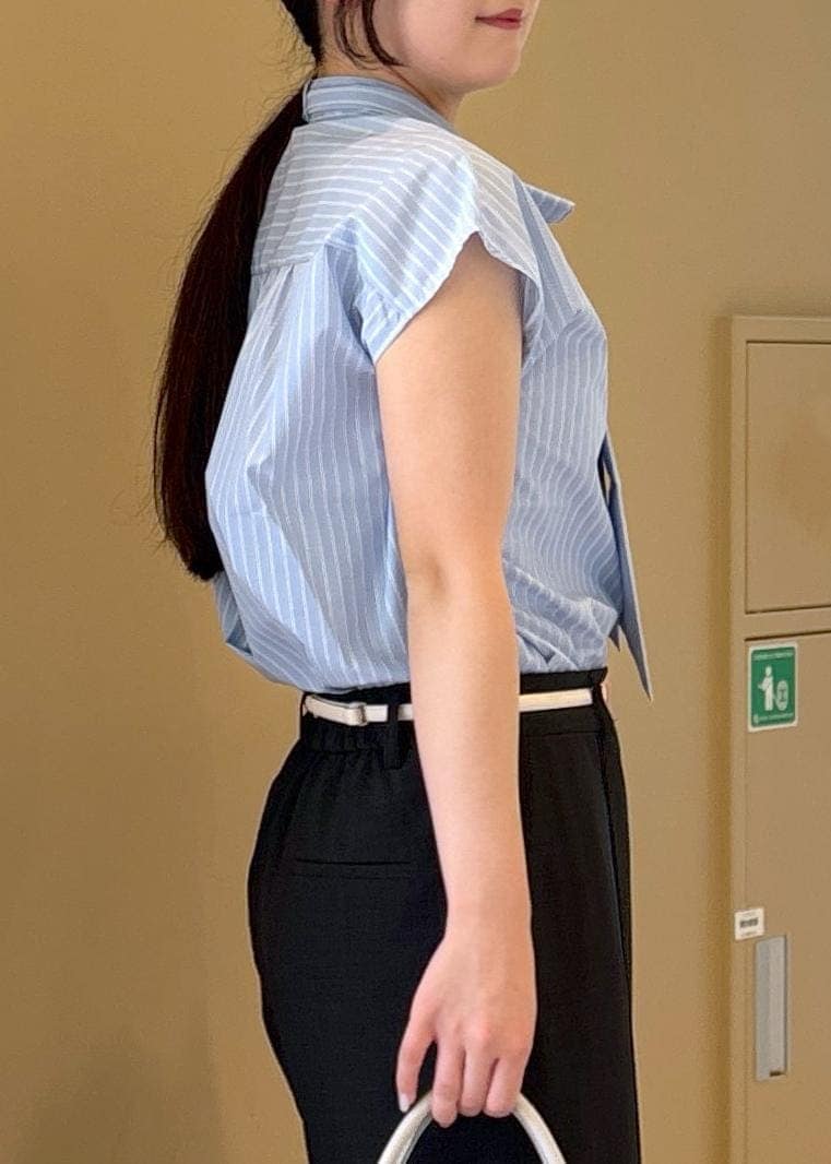 ブルー系のシャツ/ブラウス、グレー系のその他パンツ、ブラック系のローファーを着用したレディースの夏コーディネートの5枚目の写真