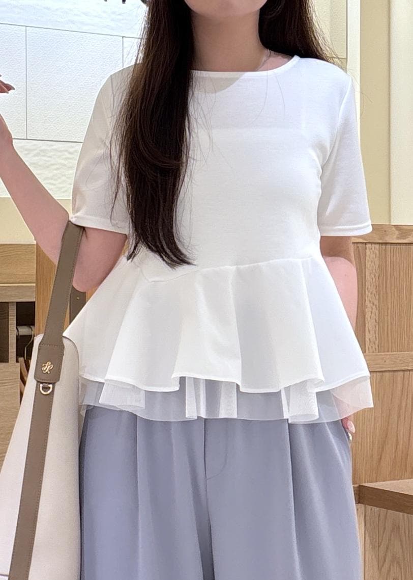 ホワイト系のパンプス、ホワイト系のショルダーバッグ、ホワイト系のTシャツ/カットソーを着用したレディースの夏コーディネートの3枚目の写真