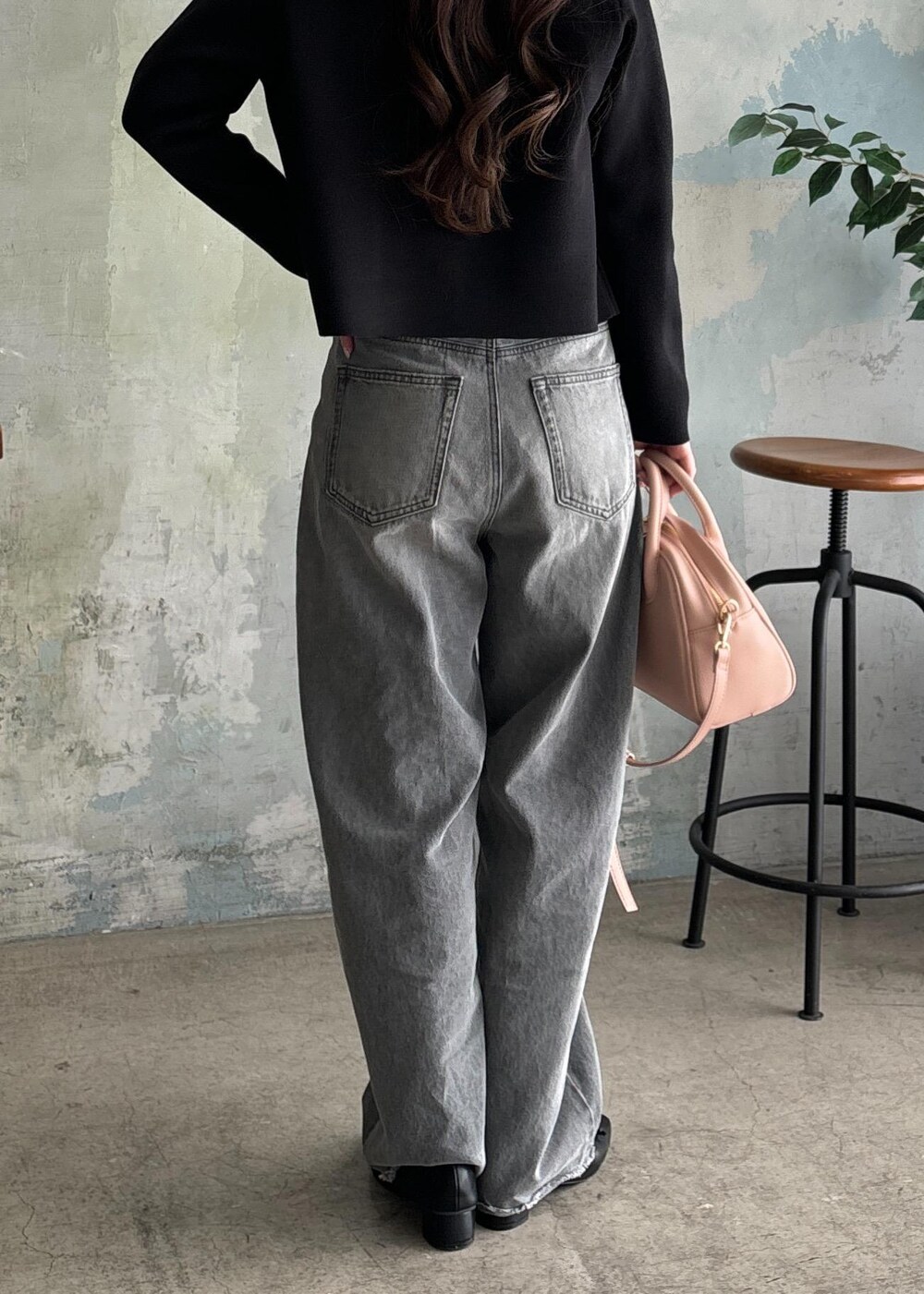 ブラック系のパンプス、グレー系のデニムパンツ、ブラック系のカーディガン/ボレロを着用したレディースの春コーディネートの9枚目の写真