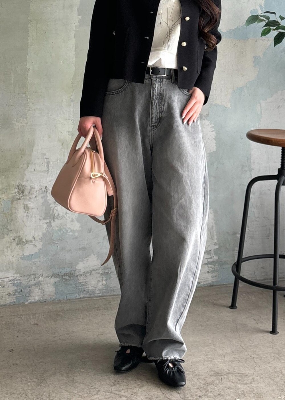 ブラック系のパンプス、グレー系のデニムパンツ、ブラック系のカーディガン/ボレロを着用したレディースの春コーディネートの7枚目の写真