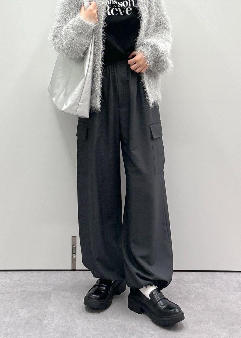 ブラック系のローファー、シルバー系のトートバッグ、グレー系のカーディガン/ボレロを着用したレディースの秋コーディネートの7枚目の写真