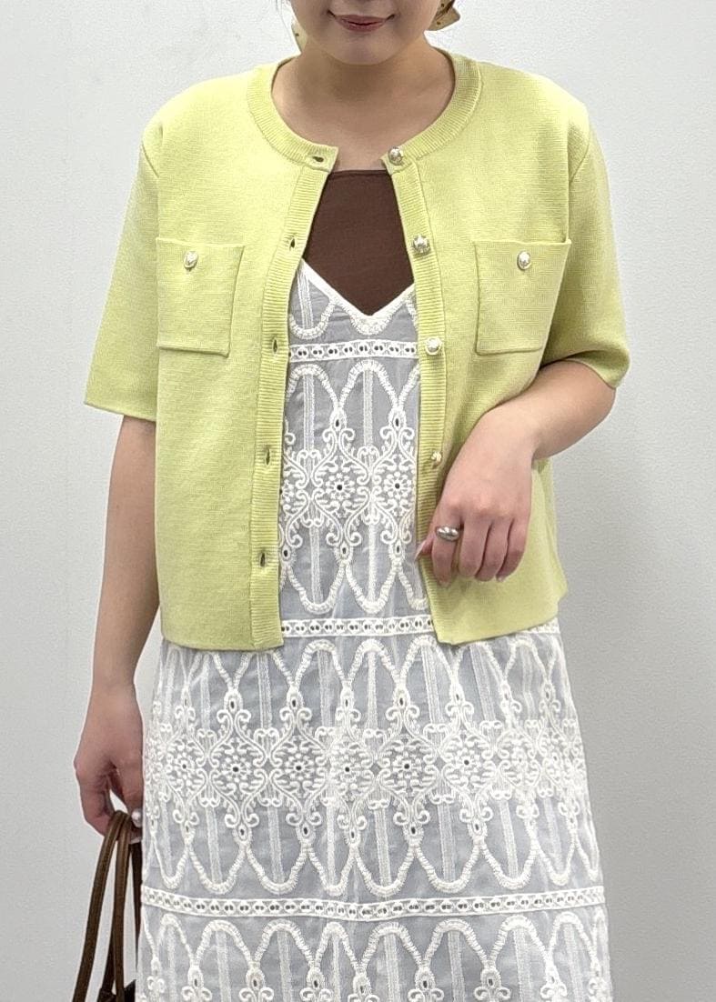 ホワイト系のワンピース、ブラウン系のタンクトップ、グリーン系のカーディガン/ボレロを着用したレディースの春コーディネートの4枚目の写真