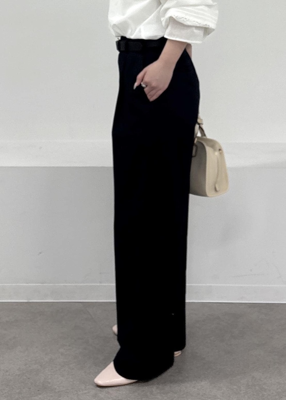 ホワイト系のボストンバッグ、ブルー系のチノパンツ、ピンク系のパンプスを着用したレディースの春コーディネートの7枚目の写真