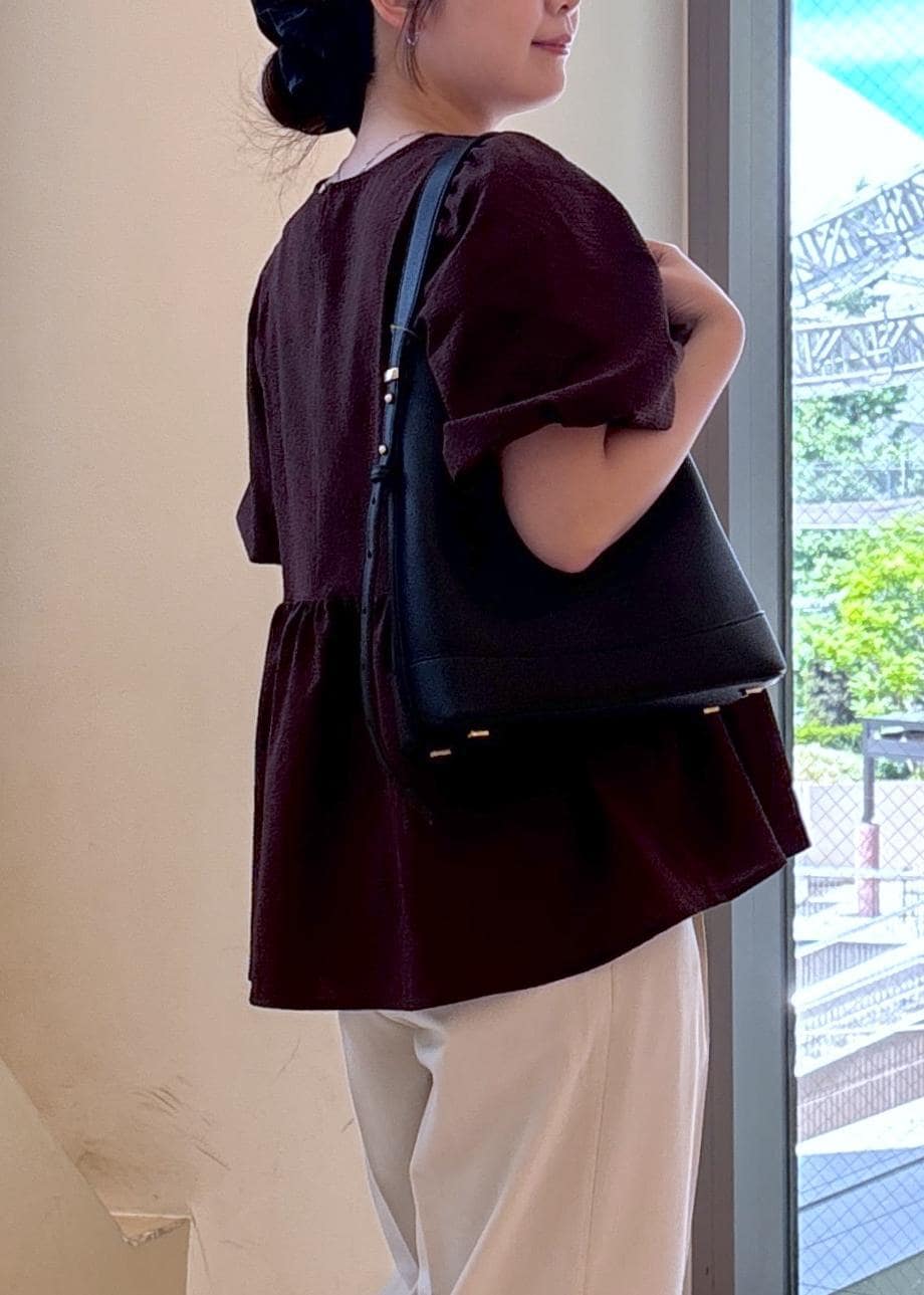ベージュ系のその他パンツ、ブラック系のショルダーバッグ、ブラック系のサンダルを着用したレディースの夏コーディネートの4枚目の写真