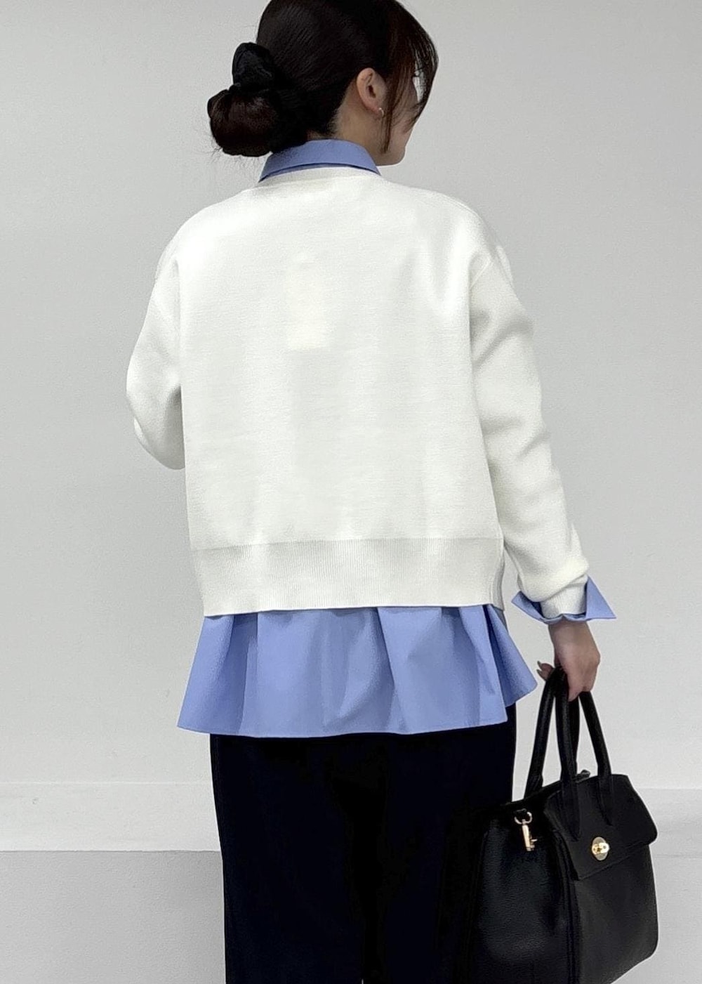 ブラック系のパンプス、ブルー系のその他パンツ、ブラック系のトートバッグを着用したレディースの冬コーディネートの4枚目の写真