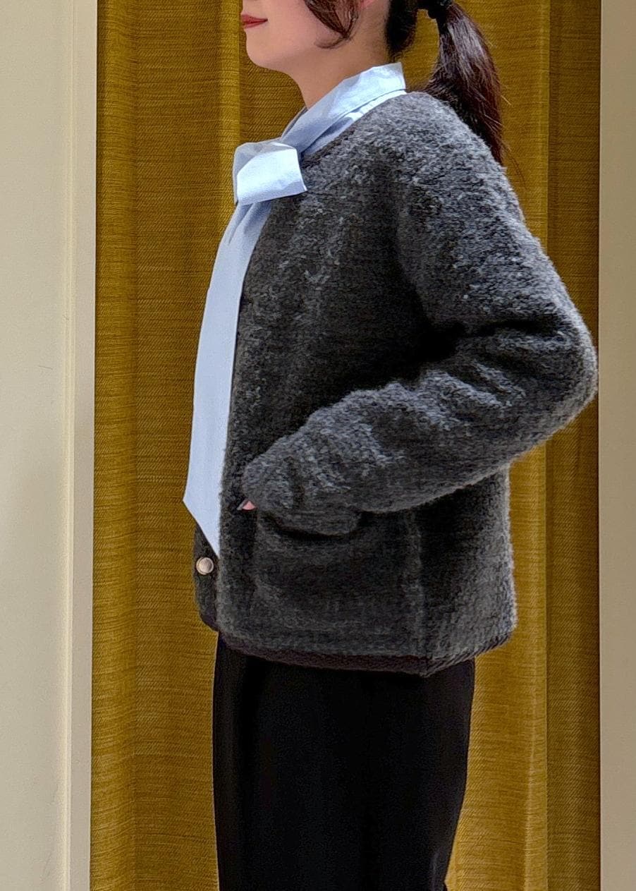 ブラック系のその他パンツ、ブラック系のショルダーバッグ、グレー系のブルゾンを着用したレディースの冬コーディネートの6枚目の写真