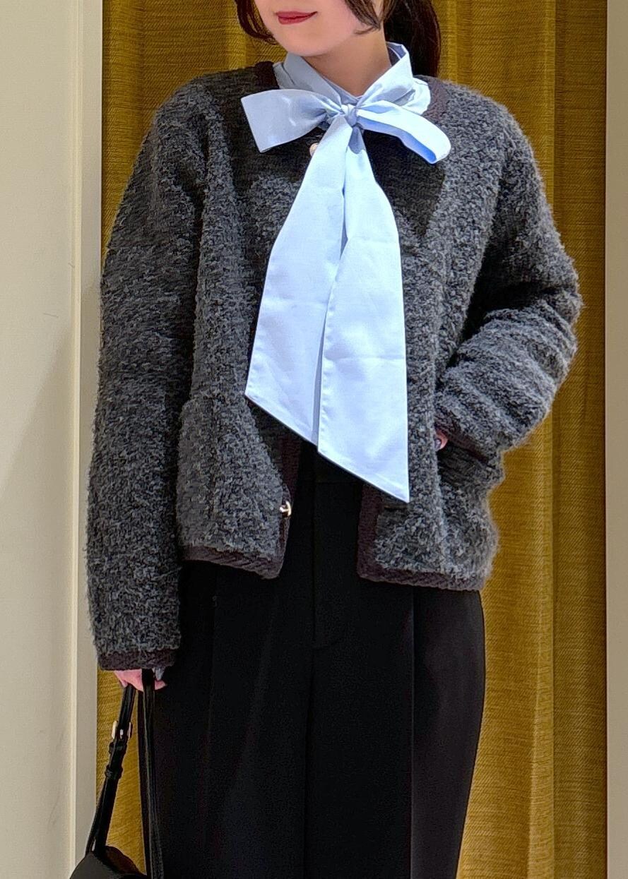 ブラック系のその他パンツ、ブラック系のショルダーバッグ、グレー系のブルゾンを着用したレディースの冬コーディネートの5枚目の写真