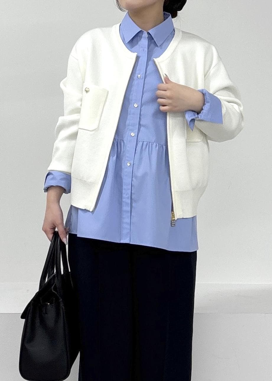 ブラック系のパンプス、ブルー系のその他パンツ、ブラック系のトートバッグを着用したレディースの冬コーディネートの2枚目の写真