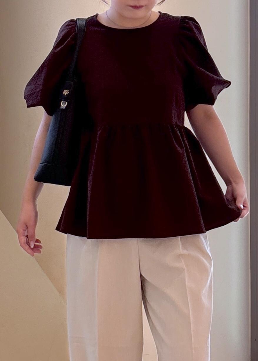 ベージュ系のその他パンツ、ブラック系のショルダーバッグ、ブラック系のサンダルを着用したレディースの夏コーディネートの3枚目の写真
