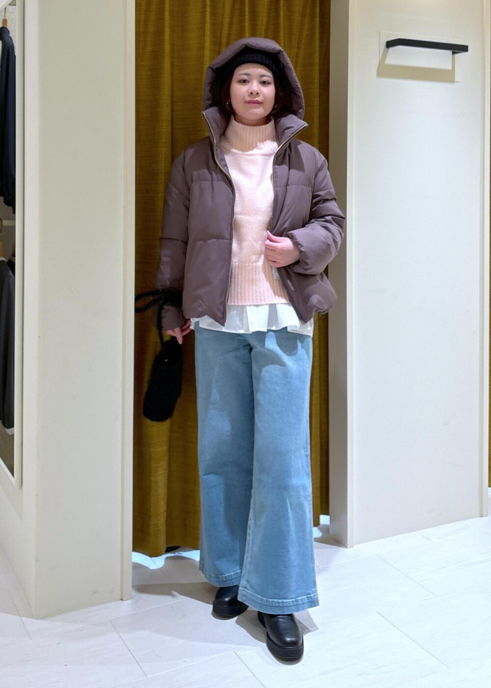 ブルー系のデニムパンツ、ホワイト系のシャツ/ブラウス、ブラック系のブーツを着用したレディースの冬コーディネートの4枚目の写真