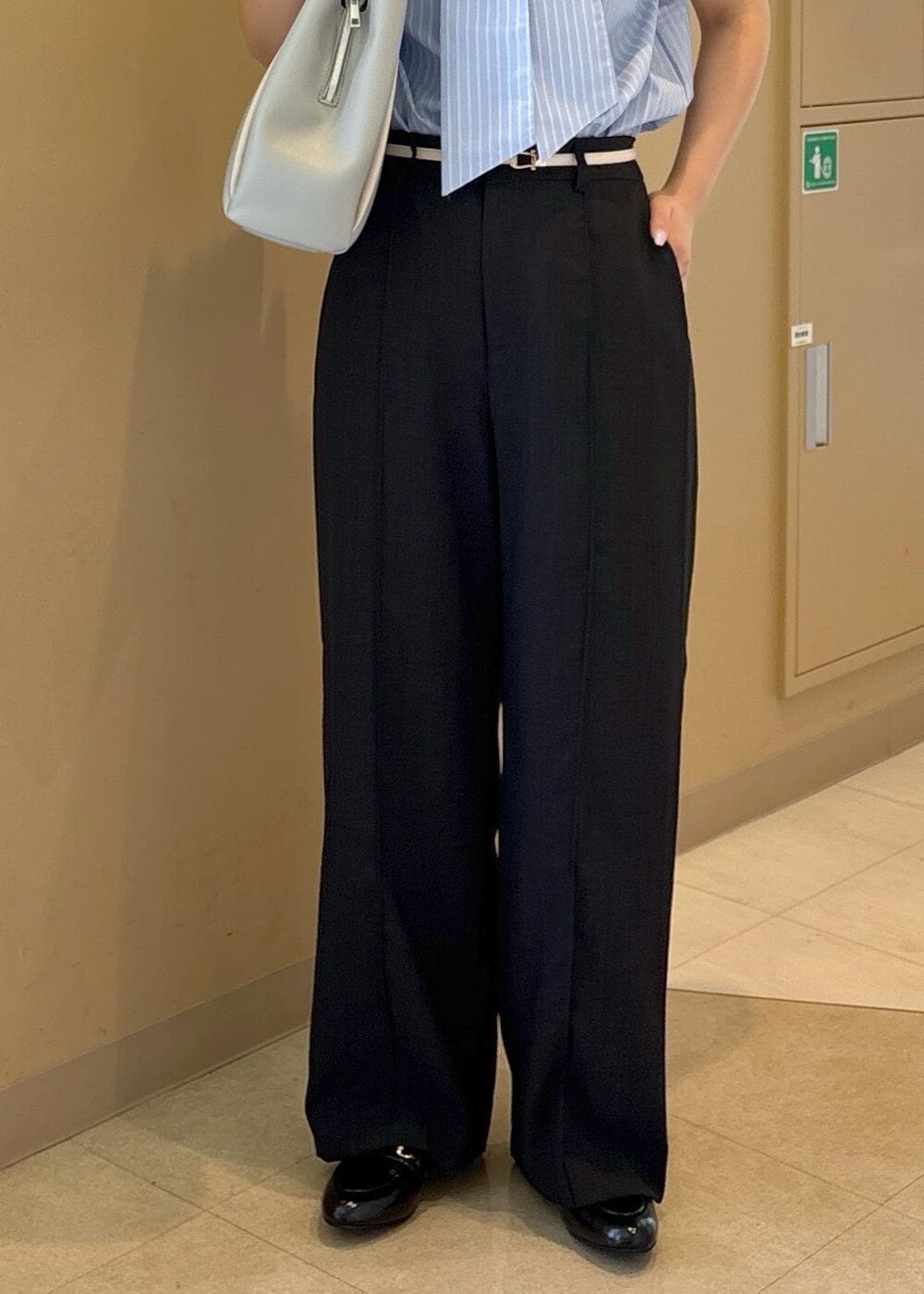 ブルー系のシャツ/ブラウス、グレー系のその他パンツ、ブラック系のローファーを着用したレディースの夏コーディネートの7枚目の写真