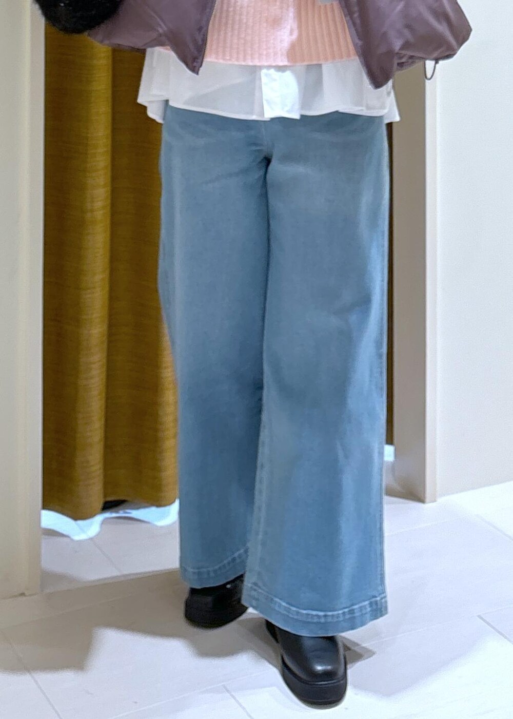 ブルー系のデニムパンツ、ホワイト系のシャツ/ブラウス、ブラック系のブーツを着用したレディースの冬コーディネートの8枚目の写真