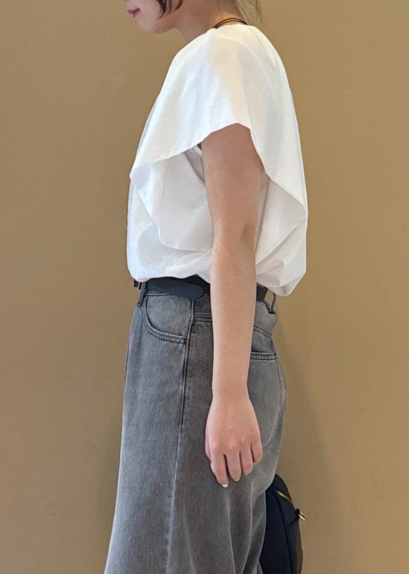 ホワイト系のシャツ/ブラウス、ゴールド系のサンダル、グレー系のデニムパンツを着用したレディースの夏コーディネートの5枚目の写真