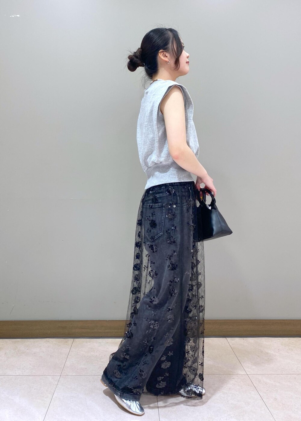 「夏コーデ、初秋コーデ、お出かけコーデ、旅行コーデ、女子会コーデ、韓国ファッション、ストリート、レイヤード、モノトーンコーデ、カジュアルコーデ、ROPÉ PICNIC、ウェーブ、ブルべ冬、混合、高身長」｜「ROPE' PICNICのリボンギャザーミドルヒールパンプス（パンプス、シルバー系）」を使った、nodokaさん（レディース・161cm）の夏コーディネートの4枚目の写真