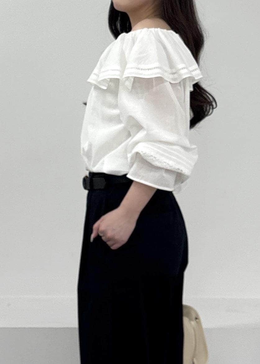 ホワイト系のボストンバッグ、ブルー系のチノパンツ、ピンク系のパンプスを着用したレディースの春コーディネートの5枚目の写真