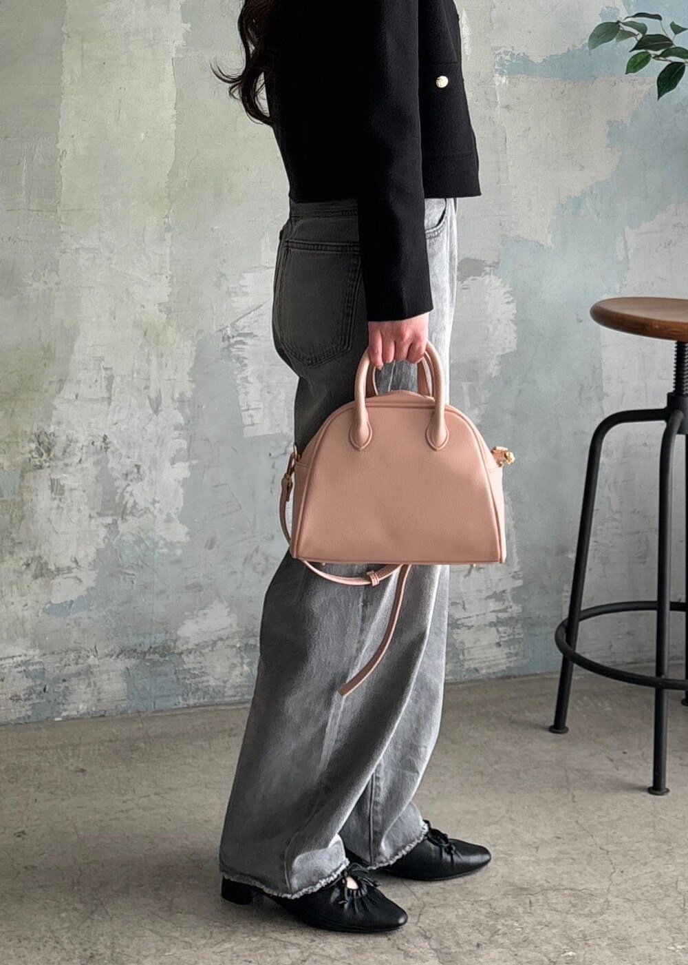 ブラック系のパンプス、グレー系のデニムパンツ、ブラック系のカーディガン/ボレロを着用したレディースの春コーディネートの8枚目の写真