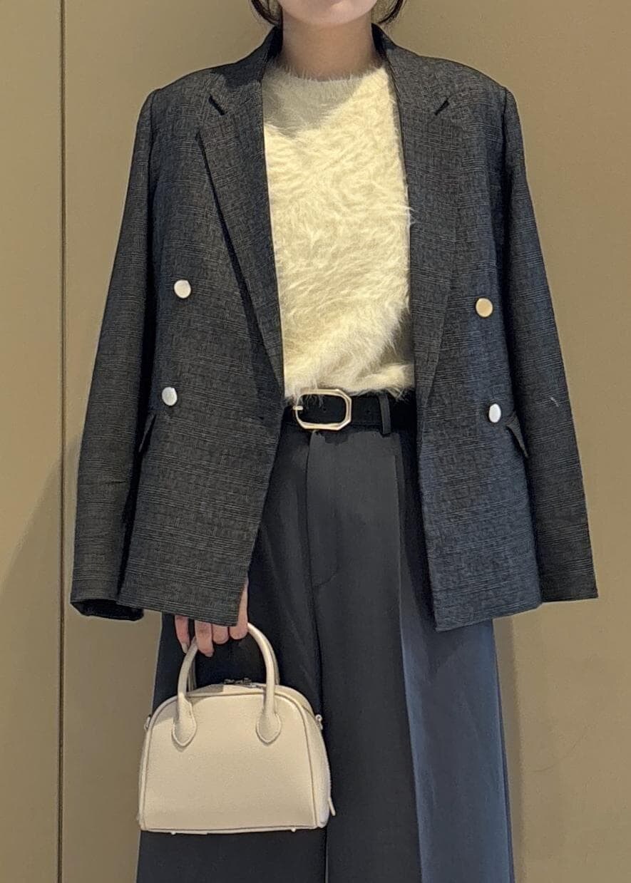 グレー系のテーラードジャケット、ホワイト系のニット/セーター、グレー系のその他パンツを着用したレディースの秋コーディネートの4枚目の写真
