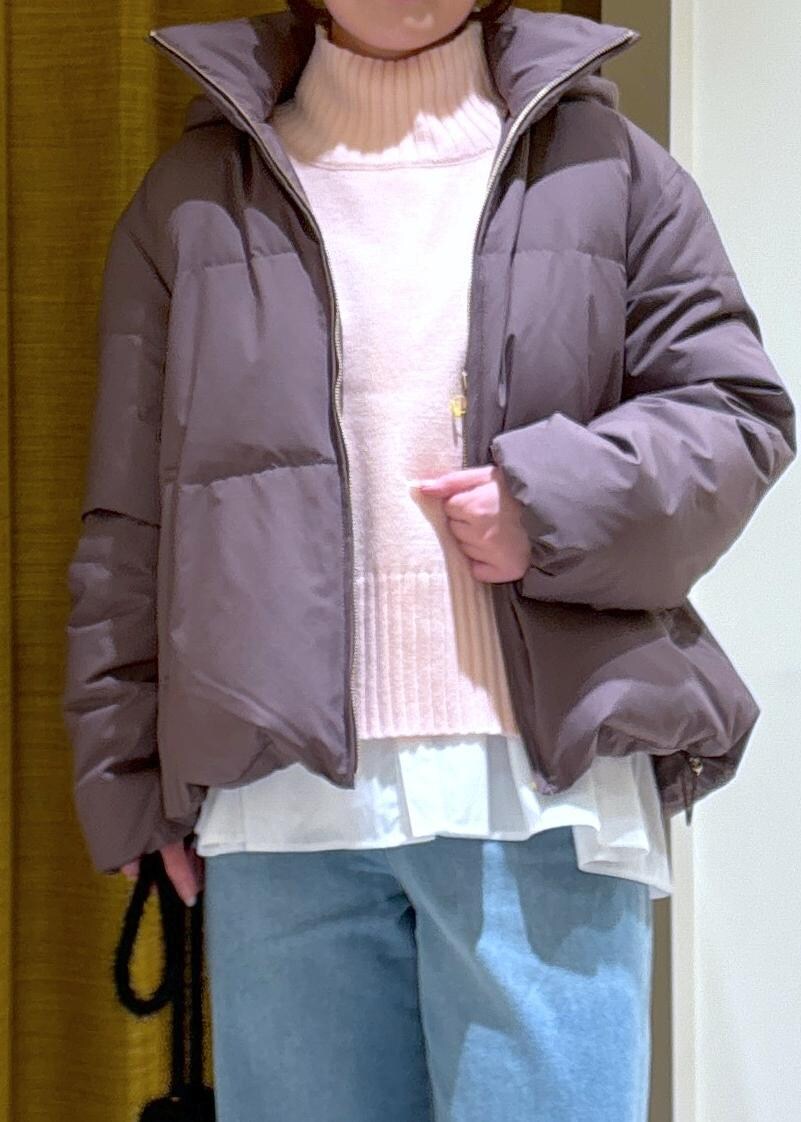 ブルー系のデニムパンツ、ホワイト系のシャツ/ブラウス、ブラック系のブーツを着用したレディースの冬コーディネートの5枚目の写真