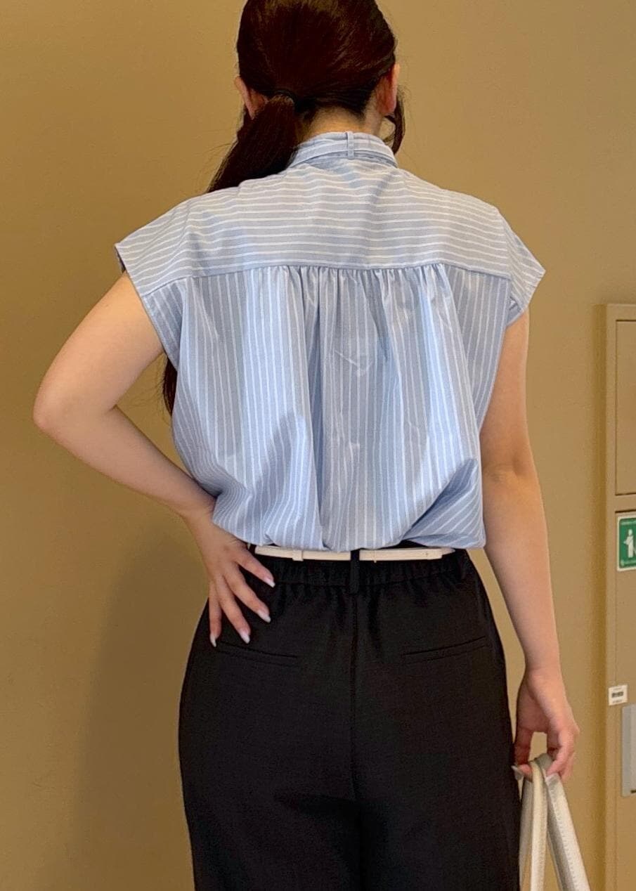 ブルー系のシャツ/ブラウス、グレー系のその他パンツ、ブラック系のローファーを着用したレディースの夏コーディネートの6枚目の写真