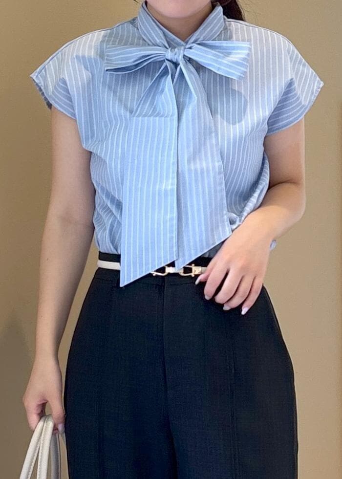 ブルー系のシャツ/ブラウス、グレー系のその他パンツ、ブラック系のローファーを着用したレディースの夏コーディネートの4枚目の写真