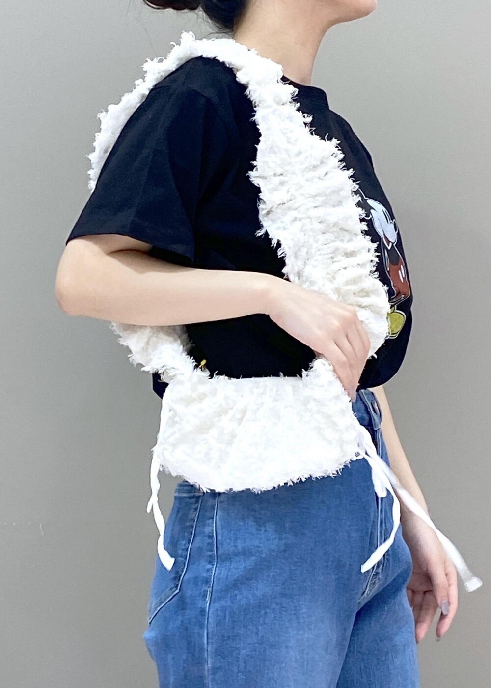 ブラック系のサンダル、ブラック系のTシャツ/カットソー、ホワイト系のショルダーバッグを着用したレディースの夏コーディネートの10枚目の写真