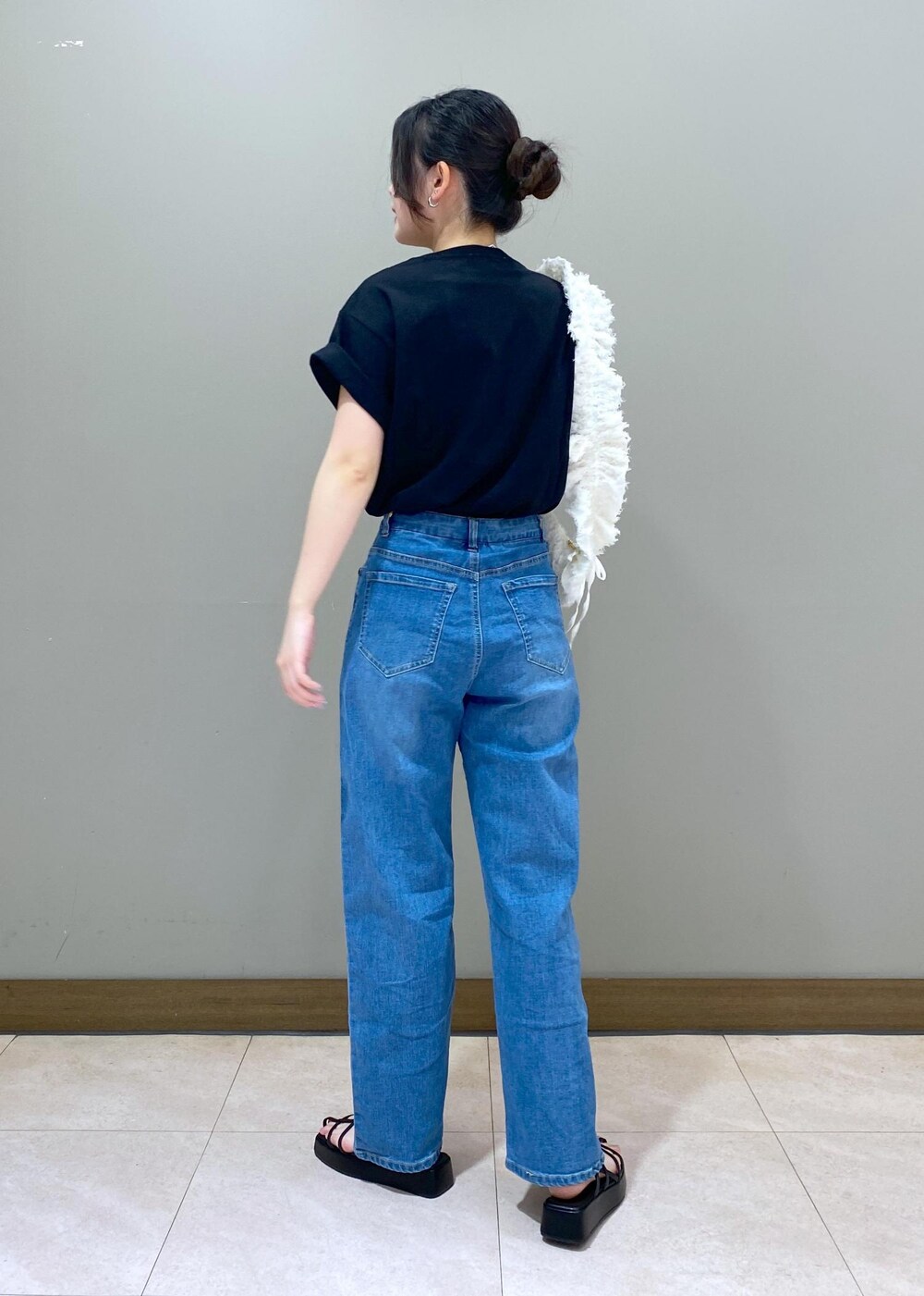 ブラック系のサンダル、ブラック系のTシャツ/カットソー、ホワイト系のショルダーバッグを着用したレディースの夏コーディネートの5枚目の写真