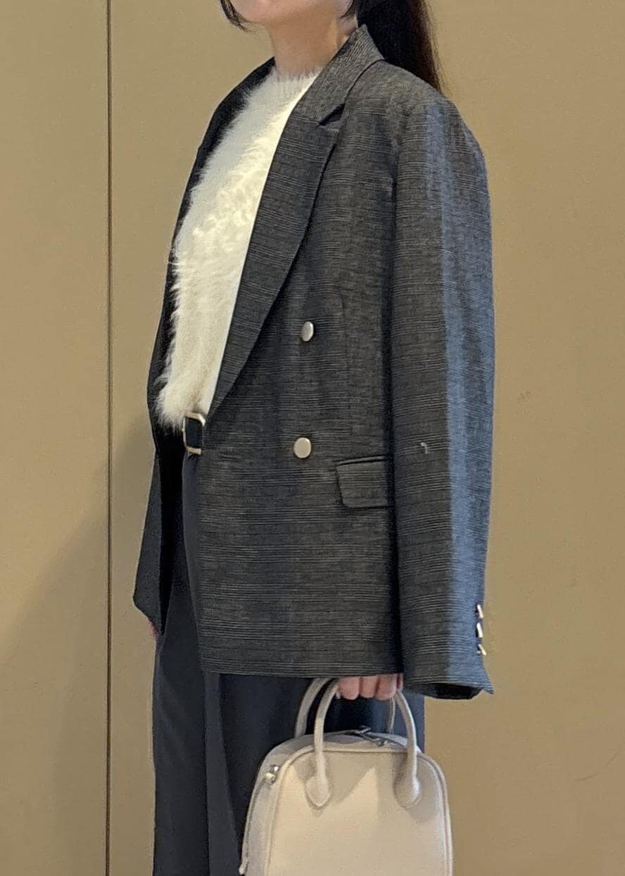 グレー系のテーラードジャケット、ホワイト系のニット/セーター、グレー系のその他パンツを着用したレディースの秋コーディネートの5枚目の写真